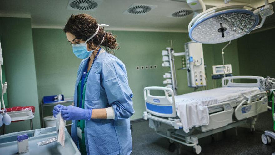 Una profesional sanitaria del Hospital Univeristario Nuestra Señora de Candelaria.