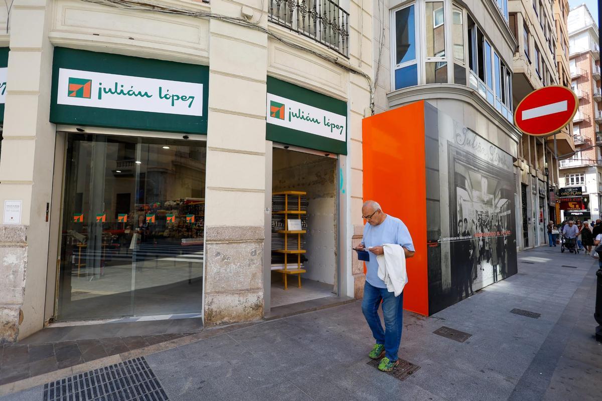 El restaurante que ocupaba el chaflán del número 14 de Periodista Azzati se gana para ampliar la tienda de telas Julián López