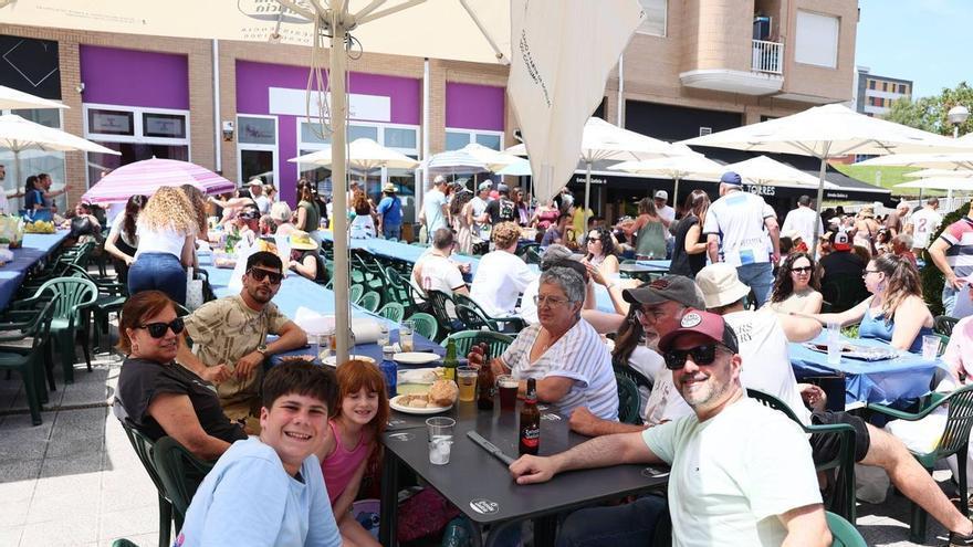 Villalegre se tira a la calle para resistir a las altas temperaturas: "Lo mejor para este calor es comer fuera y, si es acompañado de sidra, mucho mejor"