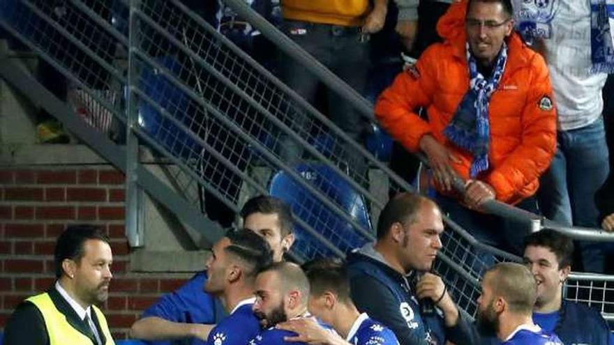 Los jugadores del Alavés festejan el gol de Lucas. // Efe