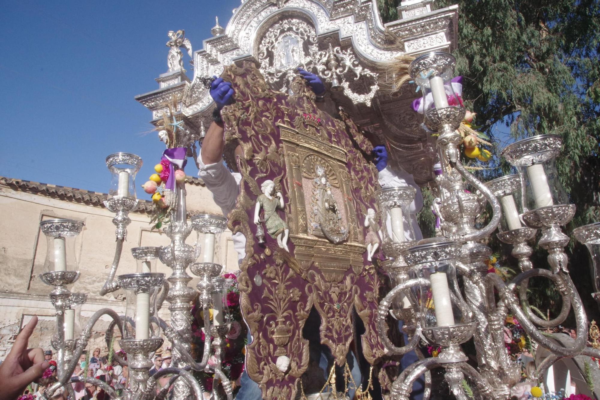 Los romeros de la Hermandad de Málaga han iniciado en la mañana de esta sábado su peregrinaje hasta Almonte para presentarse ante la Virgen del Rocío. La procesión de salida ha partido de su sede canónica y ha recuperado su itinerario tradicional por la calle Carretería, de camino al Santuario de la Victoria