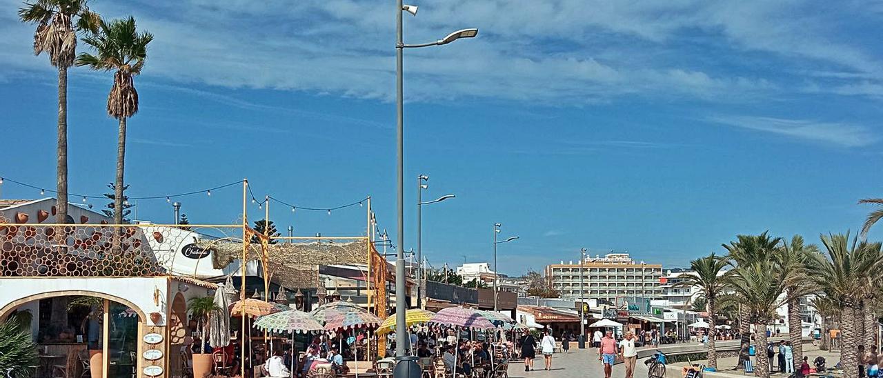 Mesas y sillas en un negocio de hostelería del paseo del Arenal de Xàbia | CARLOS LÓPEZ