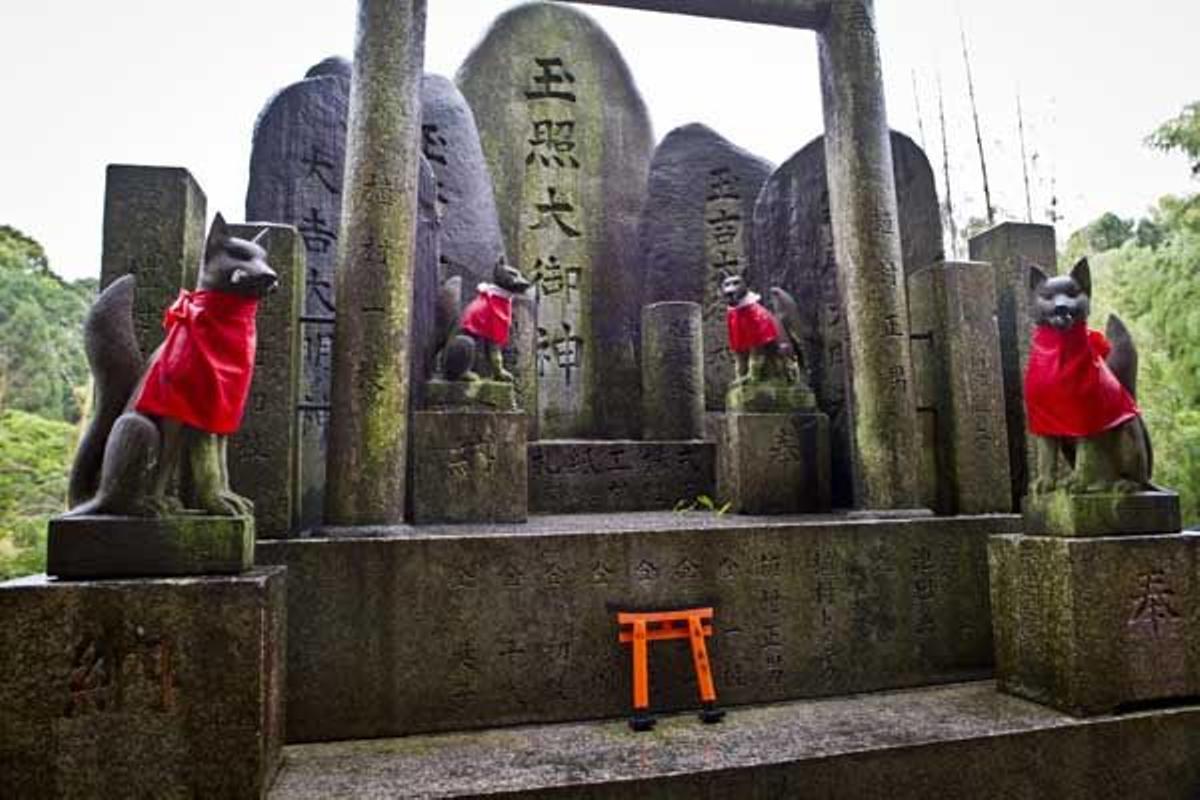 Las estatuas de los zorros o &quot;kitsune&quot; son los encargados de guarda el santuario de Fushimi Inari.