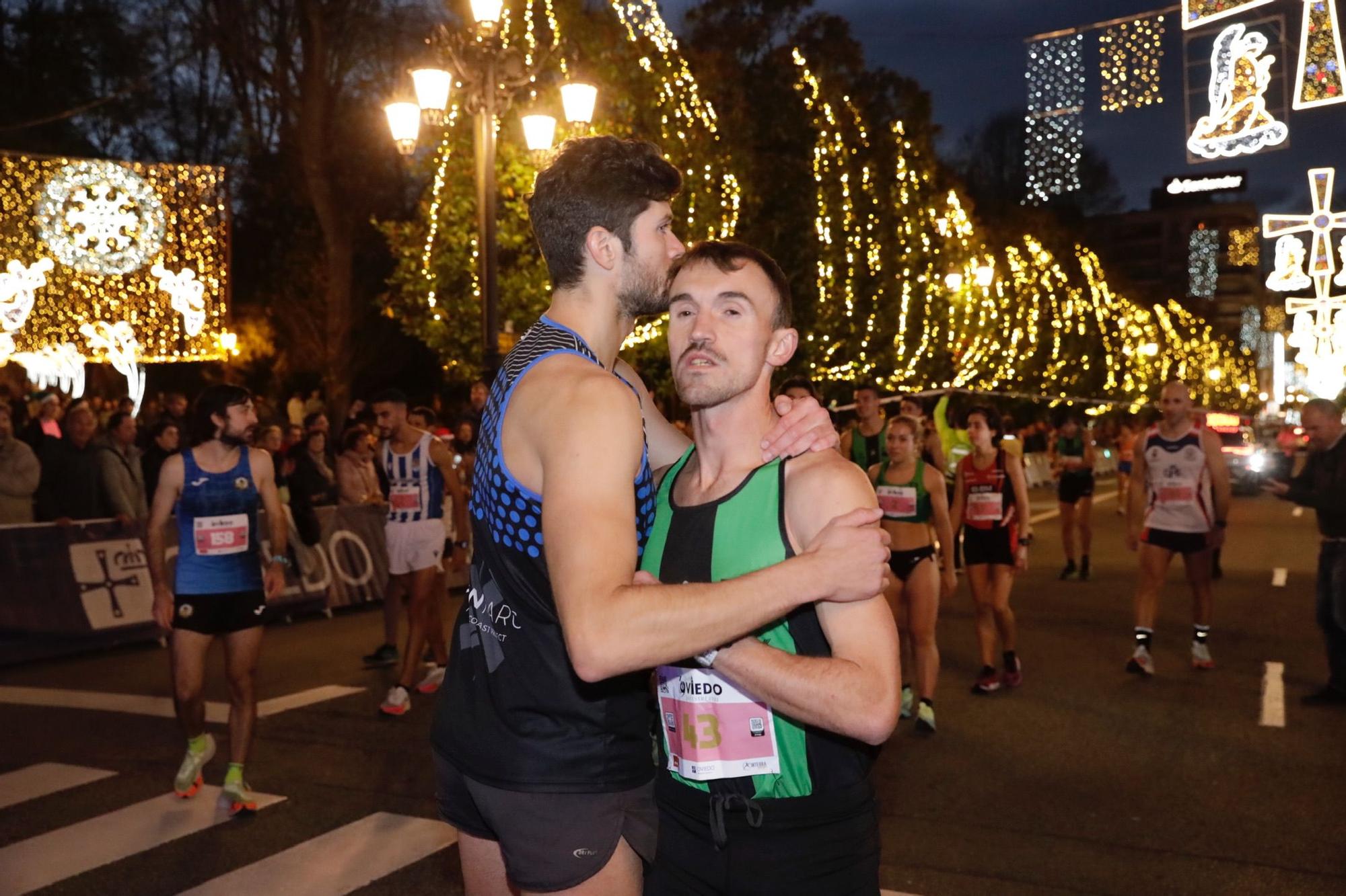 En imágenes: Jaime Bueno (Univerisad de Oviedo) y Mariam Benkert triunfan en la San Silvestre de Oviedo