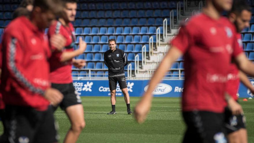 De lejos; así tendrá que dirigir Rubén Baraja los entrenamientos del Tenerife después de la cuarentena según las normas específicas de LaLiga.