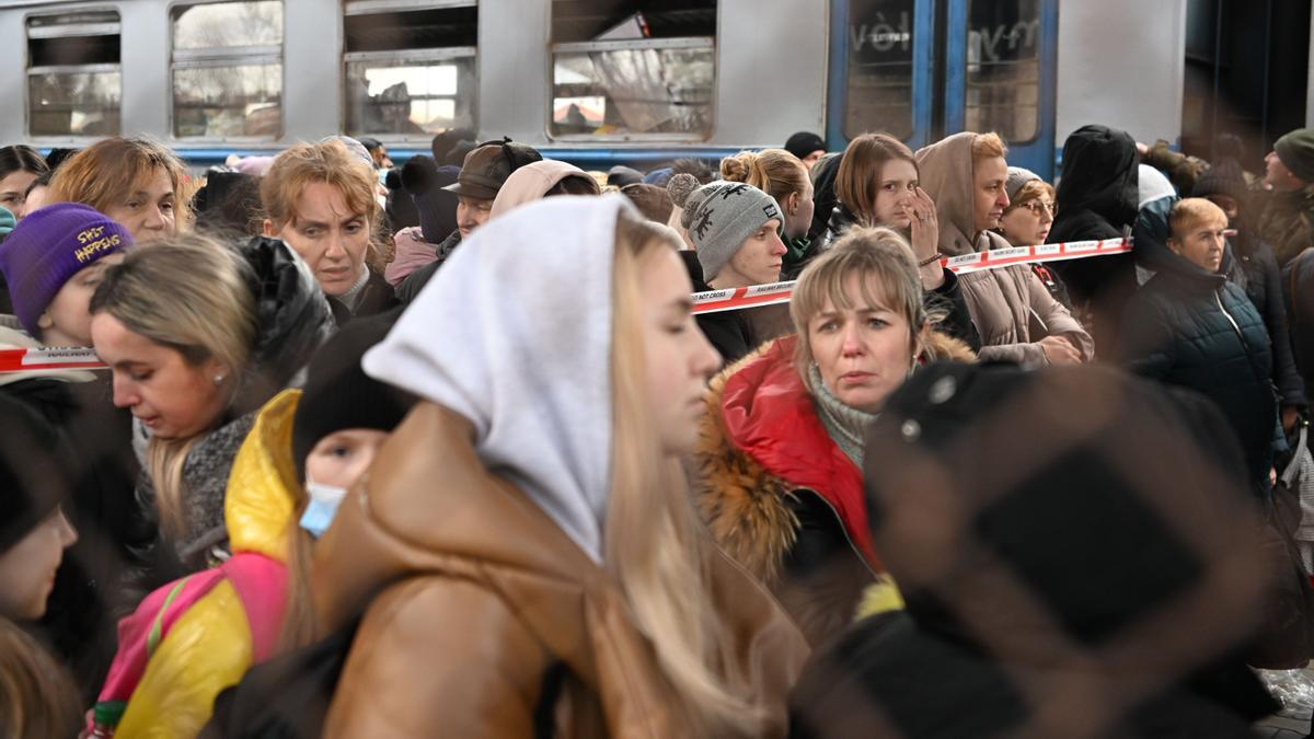 Refugiados ucranianos en la estación de tren de Przemysl, sureste de Polonia