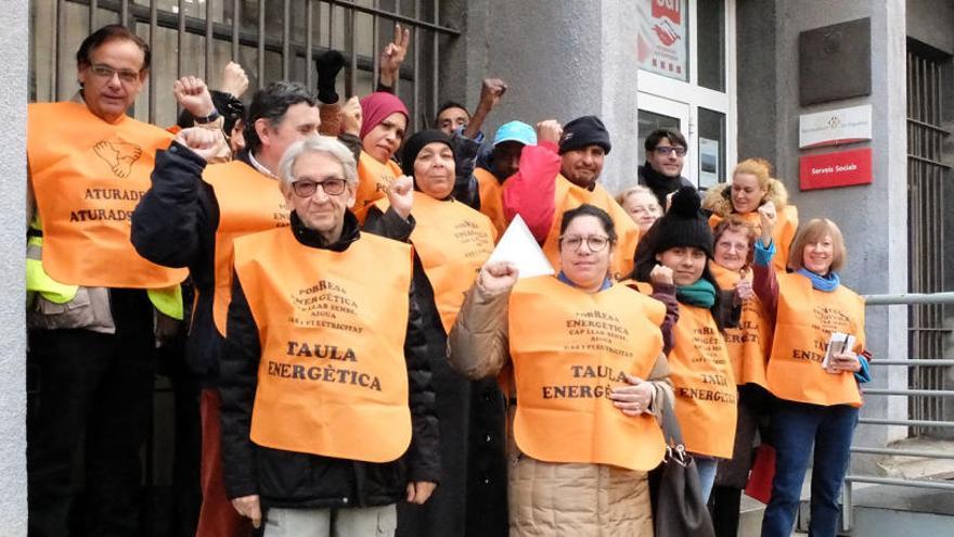 Una vintena de membres de la Taula Energètica es van concentrar davant Serveis Socials