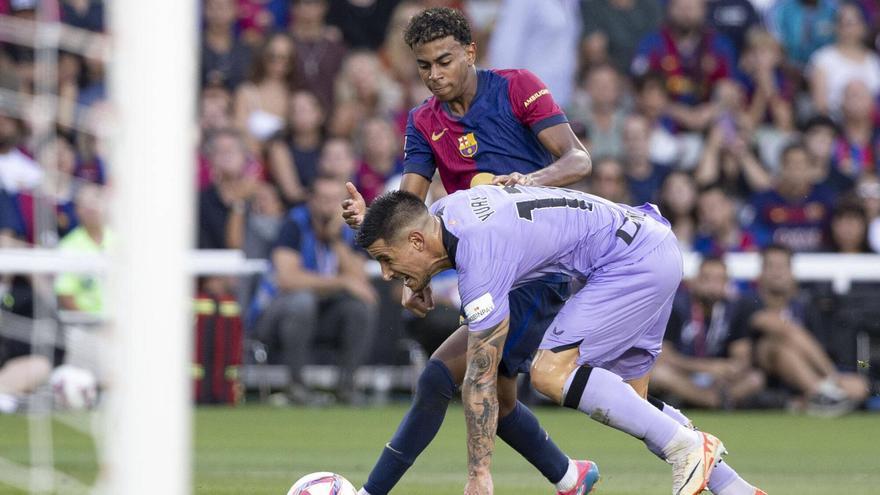 Lamine Yamal y Yuri Berchiche en el partido de la primera vuelta