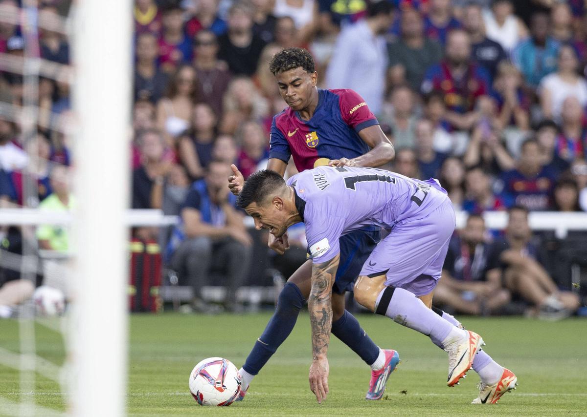 Lamine Yamal y Yuri Berchiche en el partido de la primera vuelta