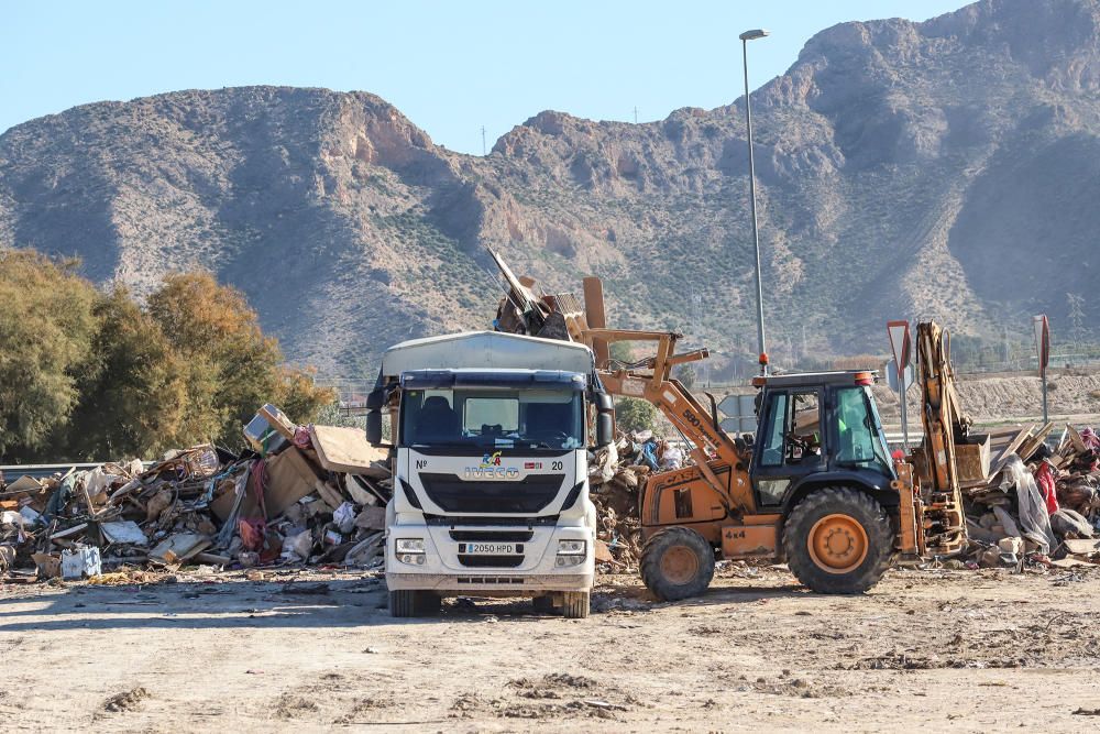 Visita a las zonas más afectadas por la DANA de septiembre en la Vega Baja por parte de expertos que diseñarán las defensas de la comarca frente a futuras a avenidas