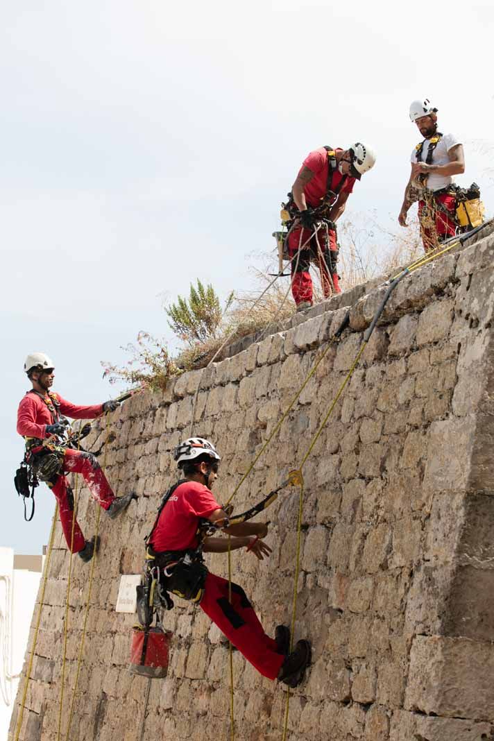 Arrancan los trabajos de limpieza de las murallas renacentistas de Ibiza