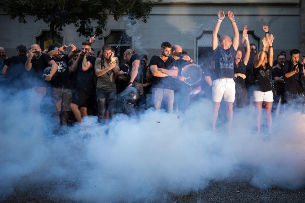 Un miler de mossos protesten davant la conselleria d'Interior