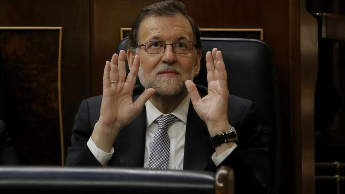 Mariano Rajoy gesticula durante el debate de investidura de Pedro Sánchez, el 2 de marzo.