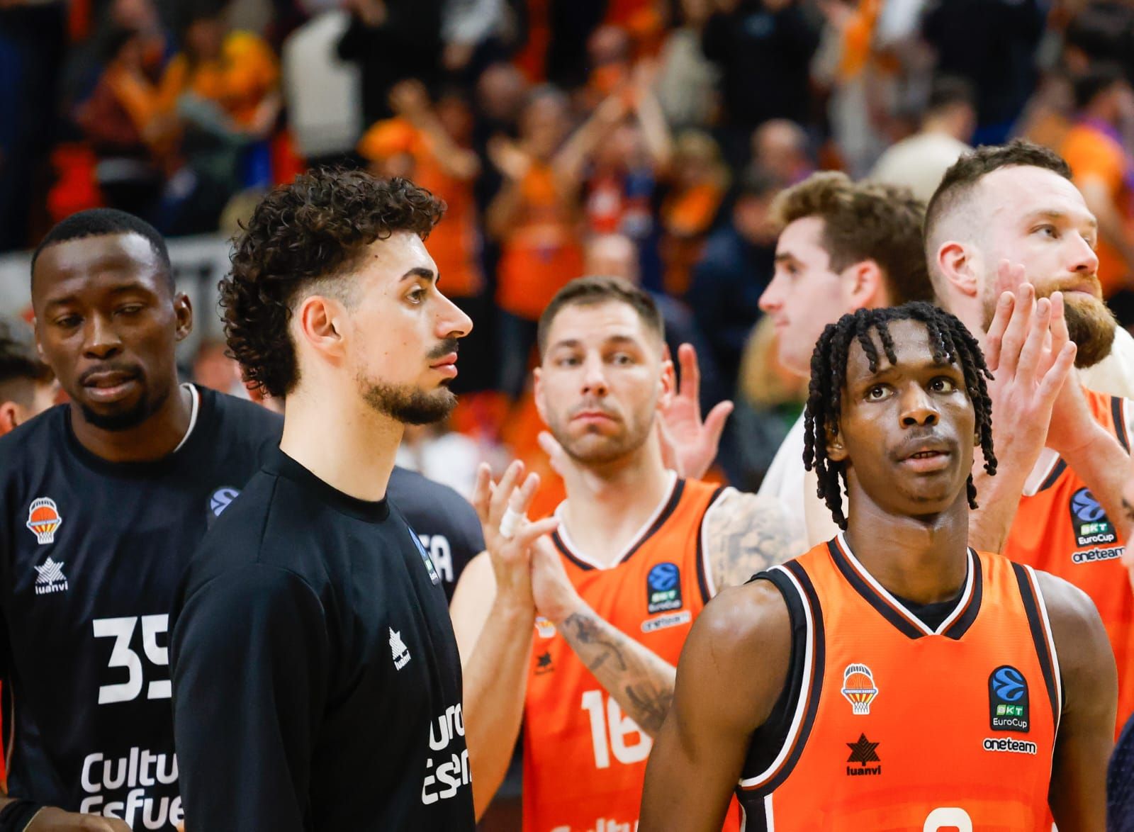 Incidentes en La Fonteta con los jugadores del Hapoel al final del partido