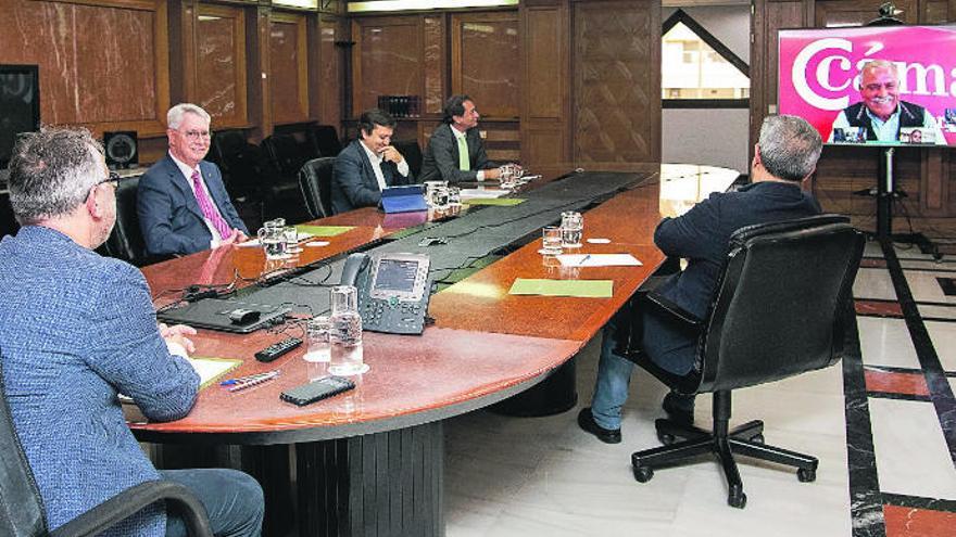 Ángel Víctor Torres preside, ayer, la reunión con los representantes de las Cámaras de Comercio, Industria y Navegación.