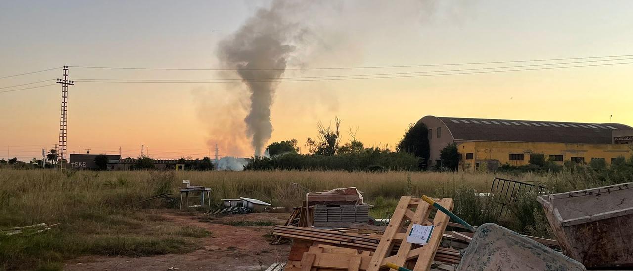 Primeras imágenes del incendio que afecta a un solar cerca de una granja de ovejas en la ciudad de Castelló.