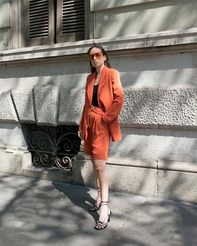 La 'it girl' Erika Boldrin con traje con bermudas de Mango