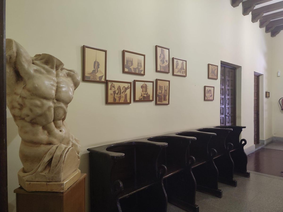En primer término un busto de Baltasar Lobo