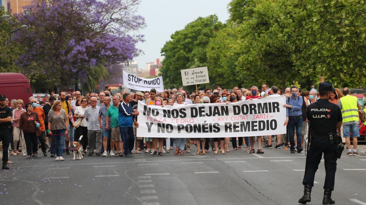 Manifestación de los vecinos de Ciutat Jardì contra el ruido.