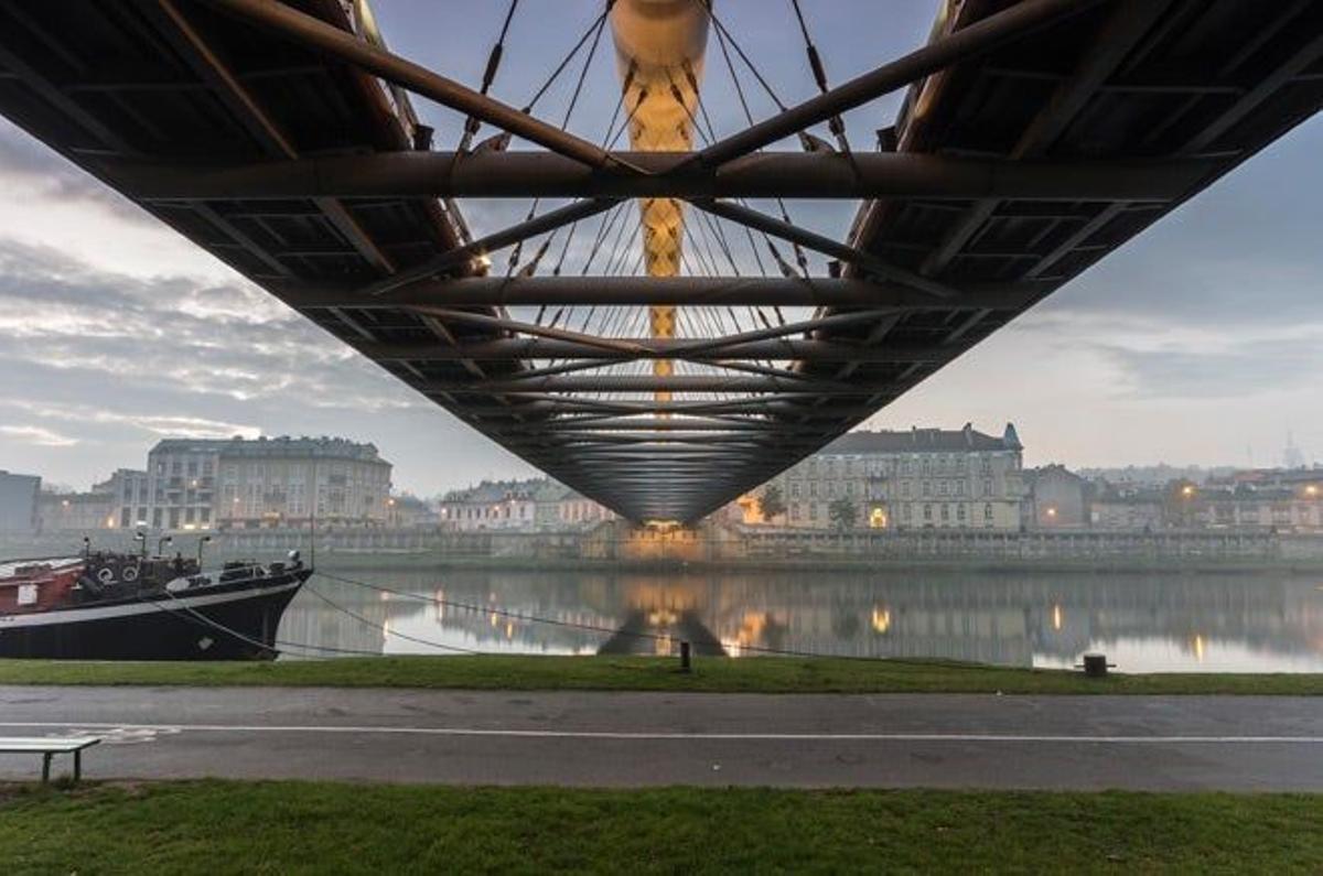 Puente Bernatka sobre el río Vístula.