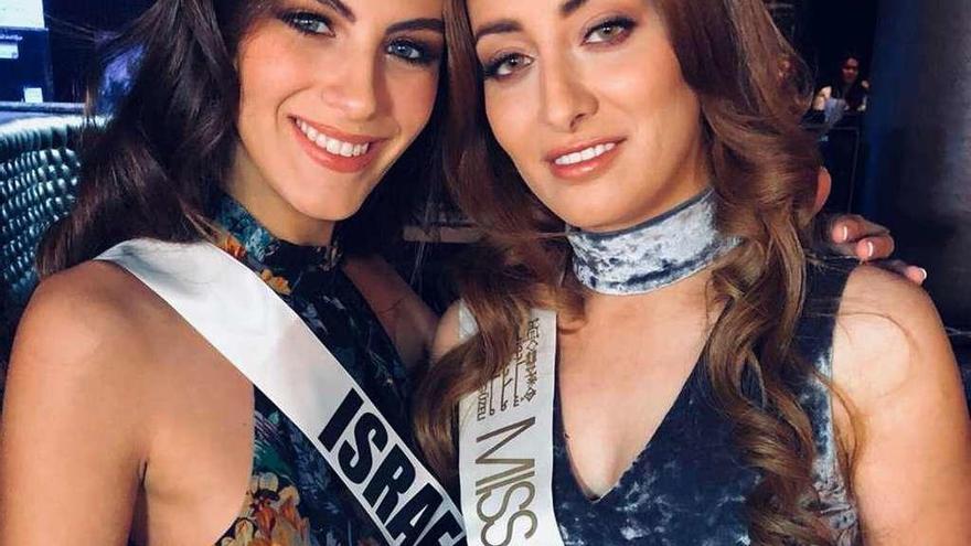 Miss Israel y Miss Irak posan sonrientes en el selfie de la polémica.