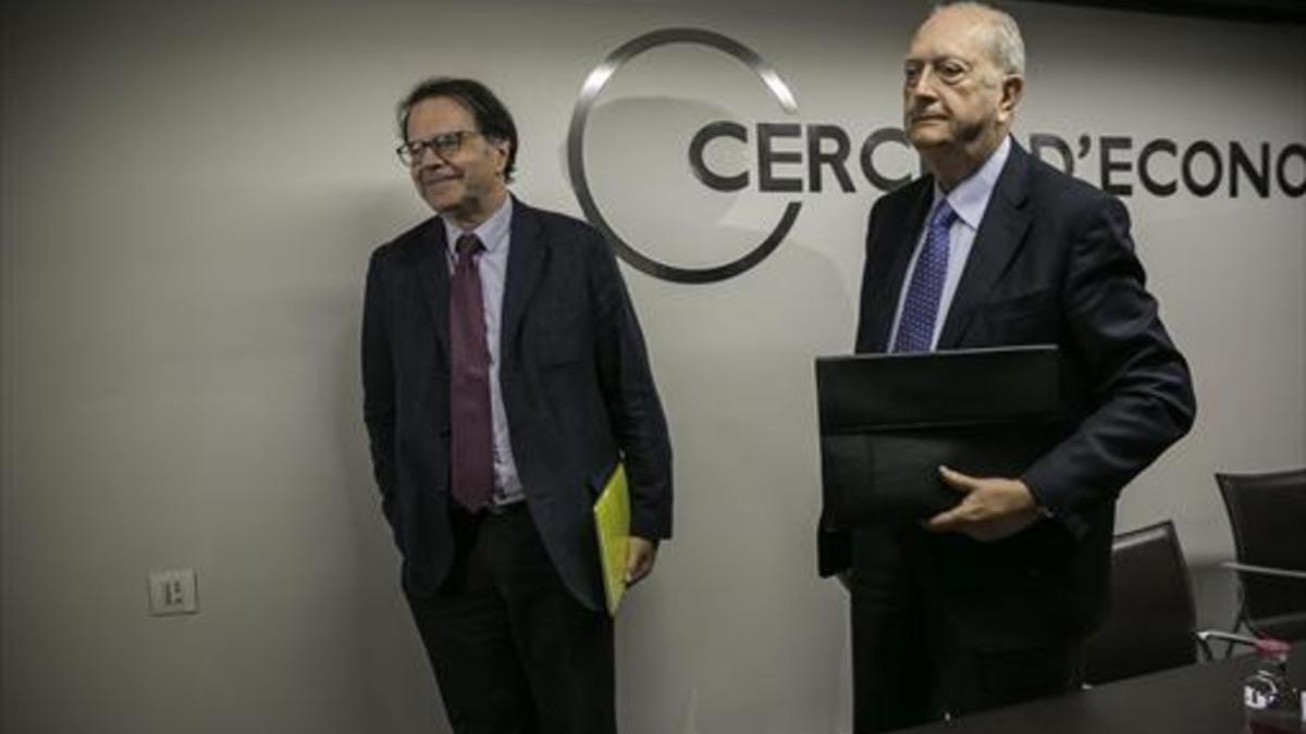 El presidente del Cercle d'Economia, Juan José Brugera (derecha), con Jordi Alberich, director general, ayer.