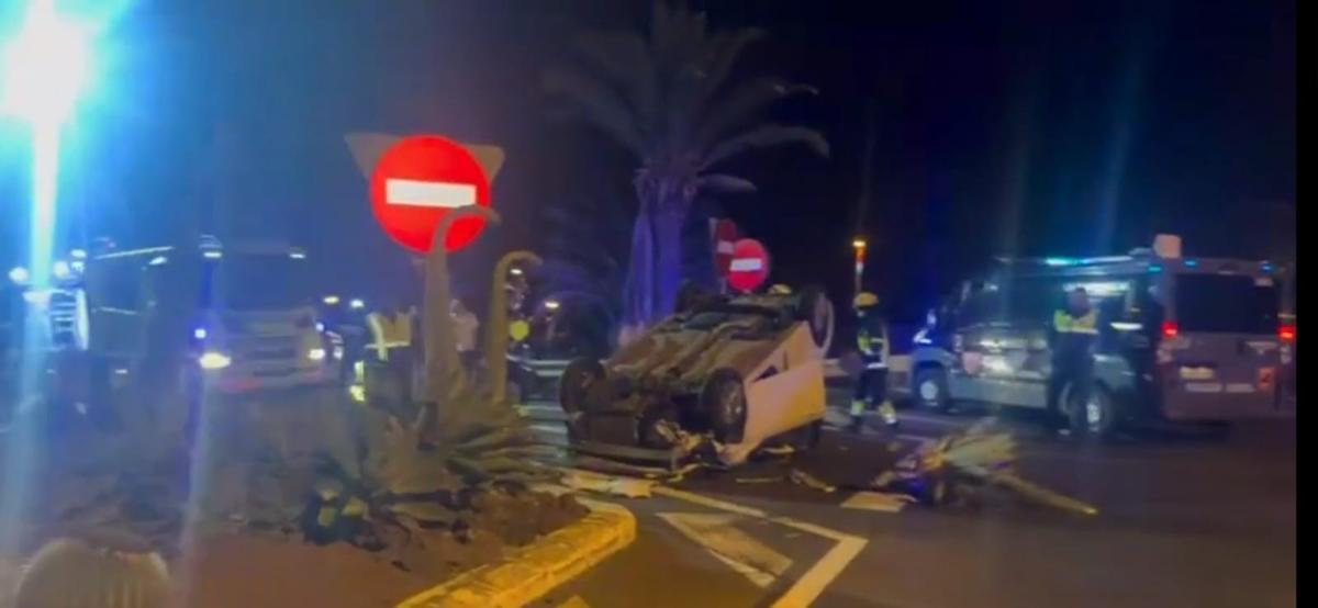 Imagen del coche volcado en Telde