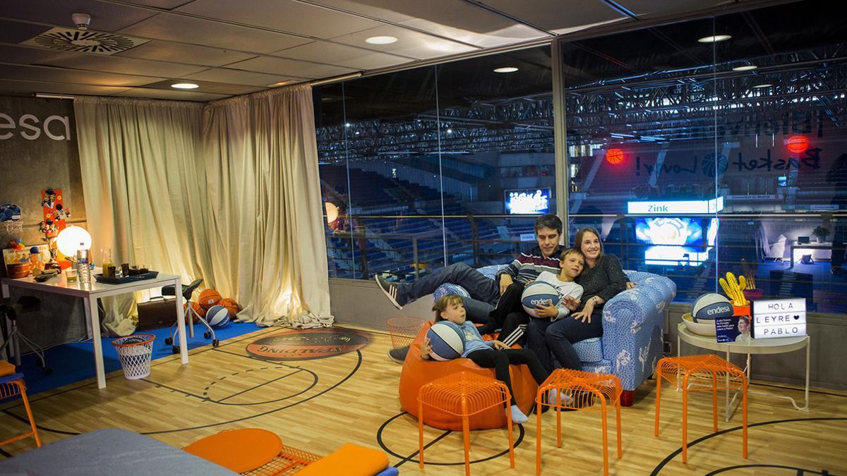 La família en la habitación situada en el centro de pabellón