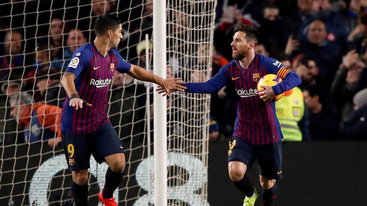 Leo Messi y Luis Suárez dándose la mano tras un gol del argentino