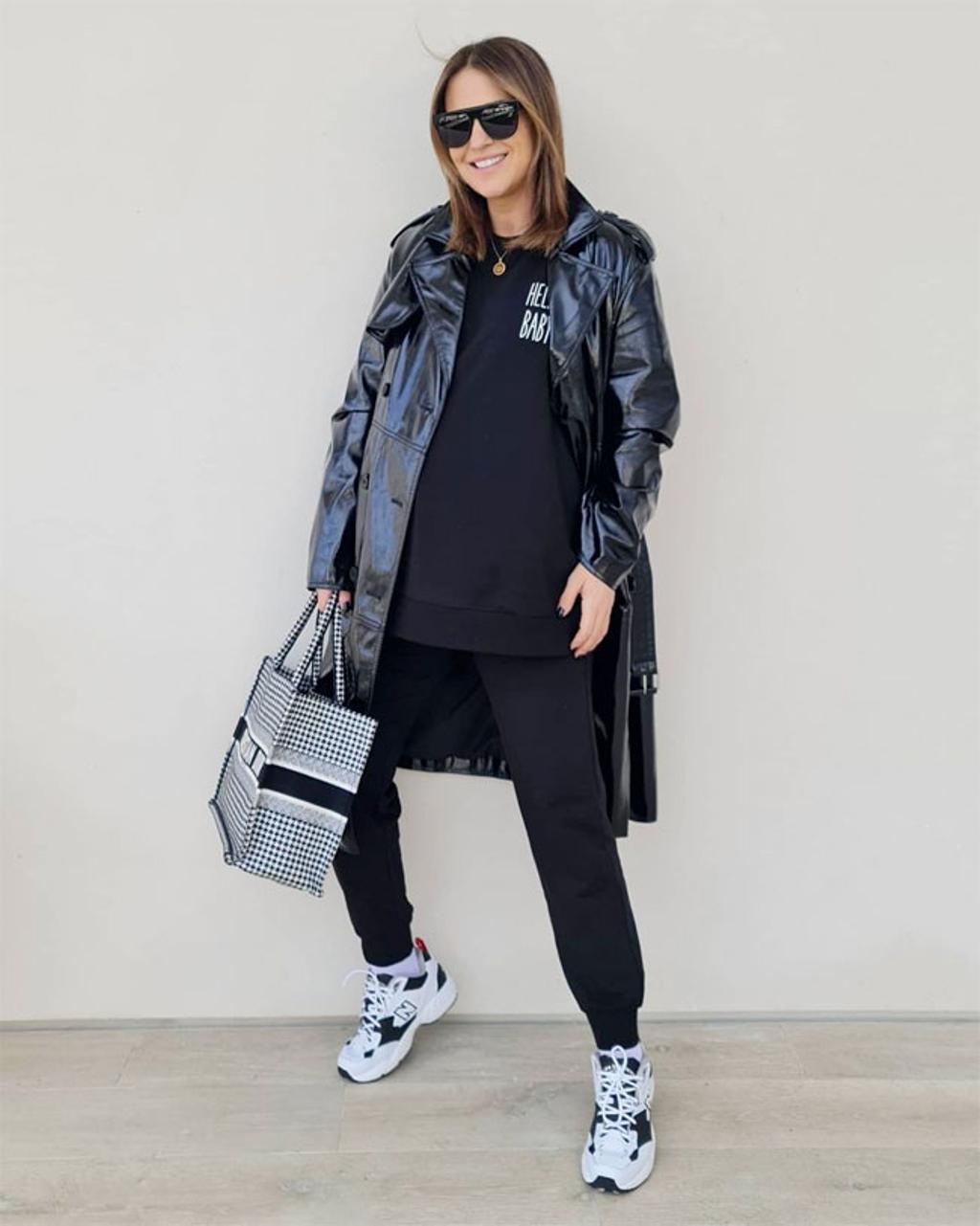 El look de Paula Echevarría con chándal premamá de Primark, zapatillas New Balance y trench de Bershka