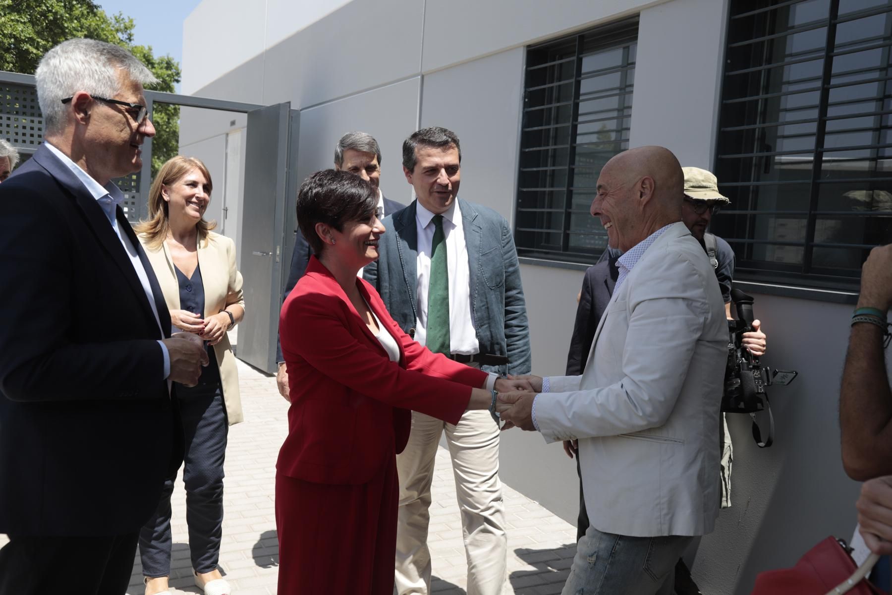 La ministra Isabel Rodríguez visita las viviendas de alquiler de mayores de Sama Naharro