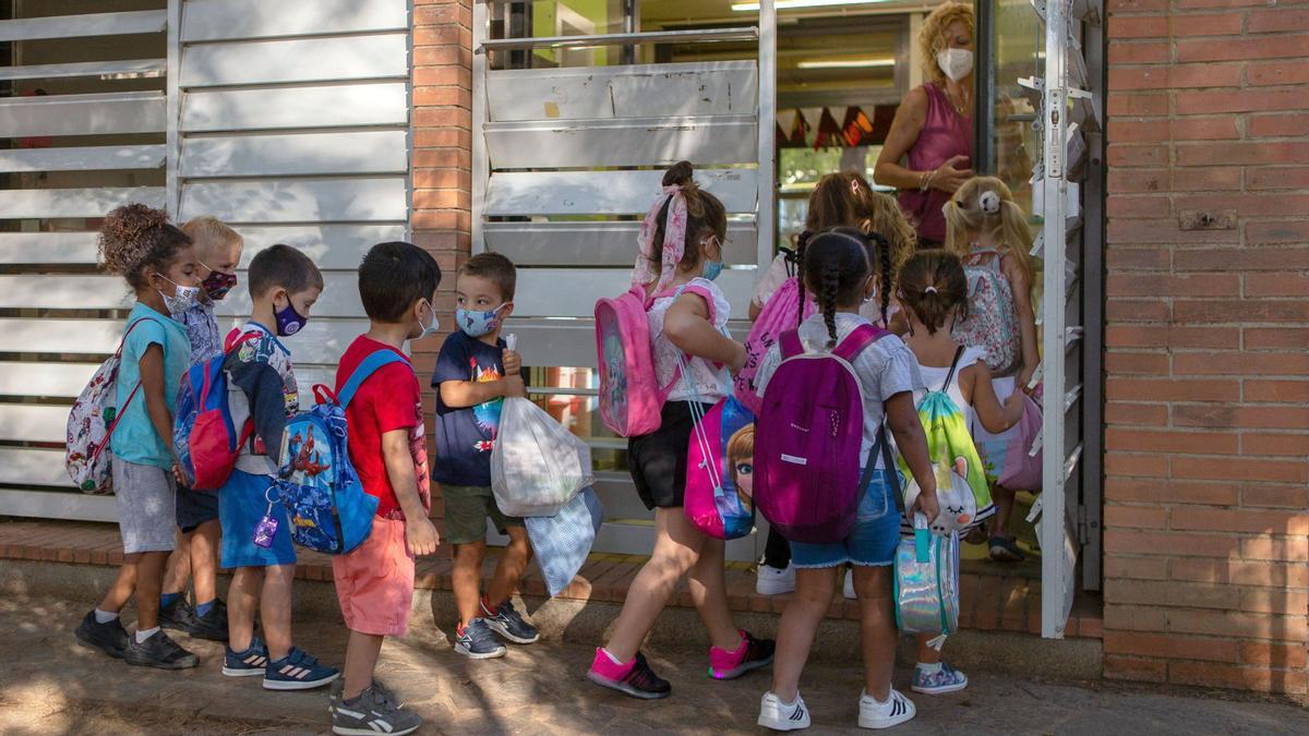 Un grupo de niños entra en su aula en la Escola Catalonia de Barcelona.