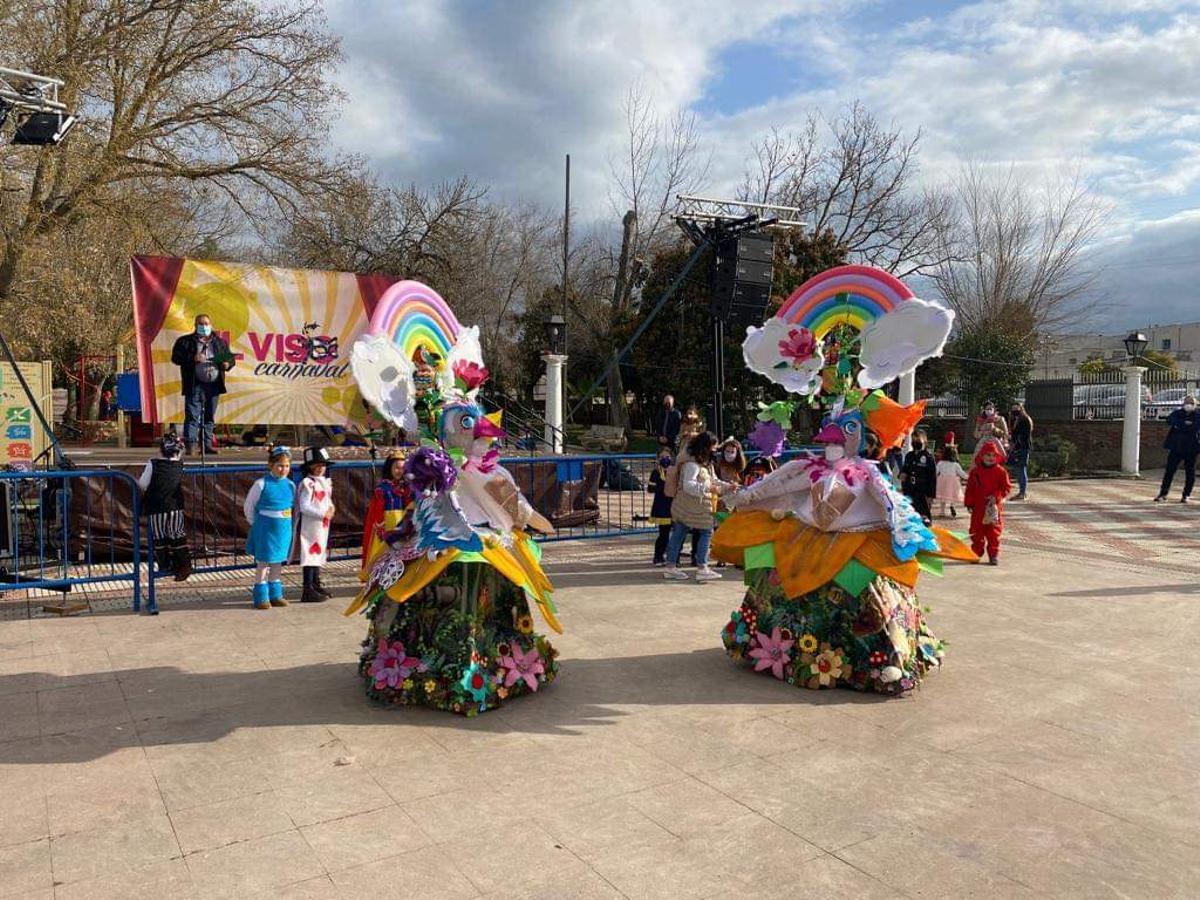 En El Viso hubo concurso de disfraces y la muestra de chirigotas y comparsas, en el parque municipal.