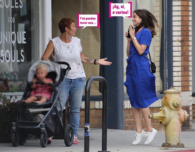 Ana de Armas emocionada hablando con una señora y su bebé