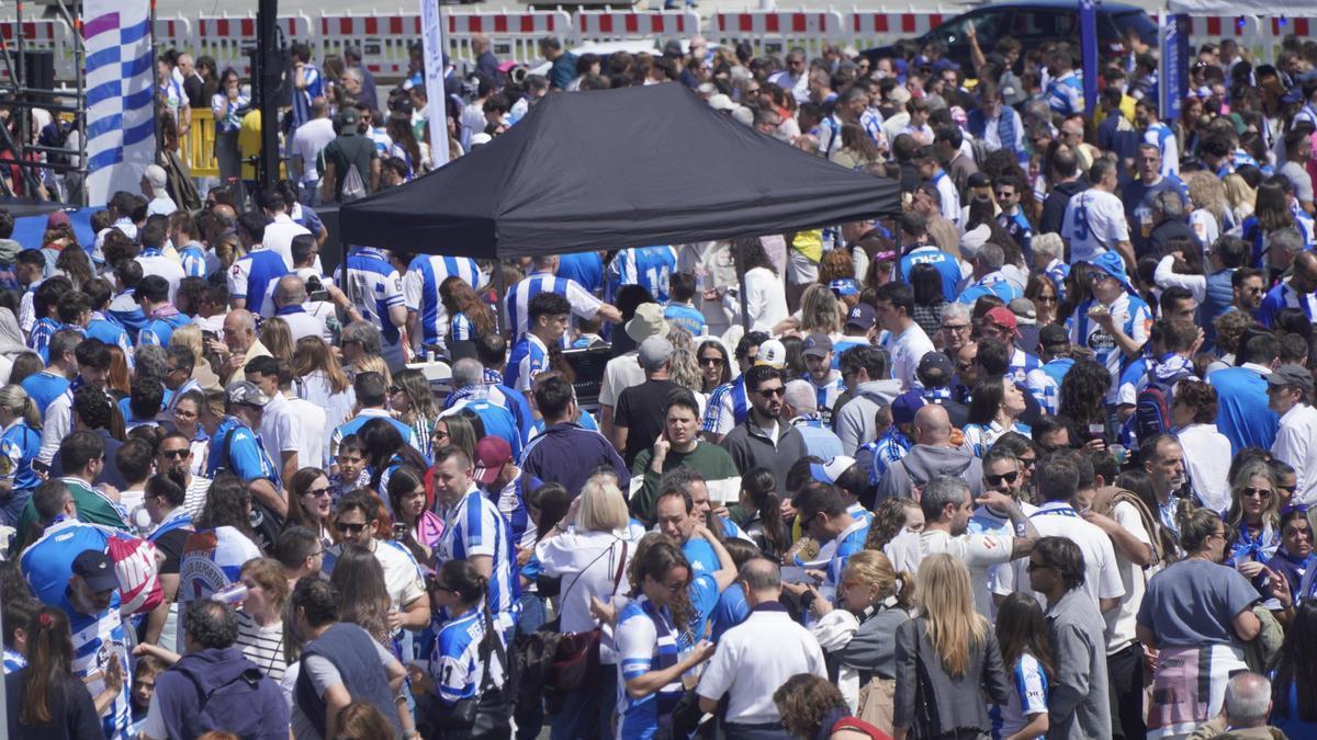 Seguidores del Deportivo en la fan zone ante el Andorra