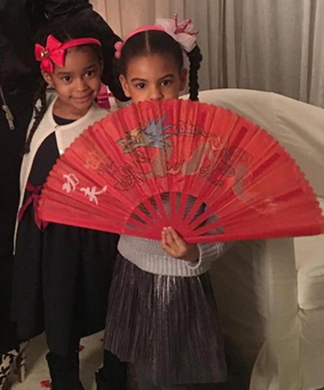 Blue Ivy con abanico junto a su amiga