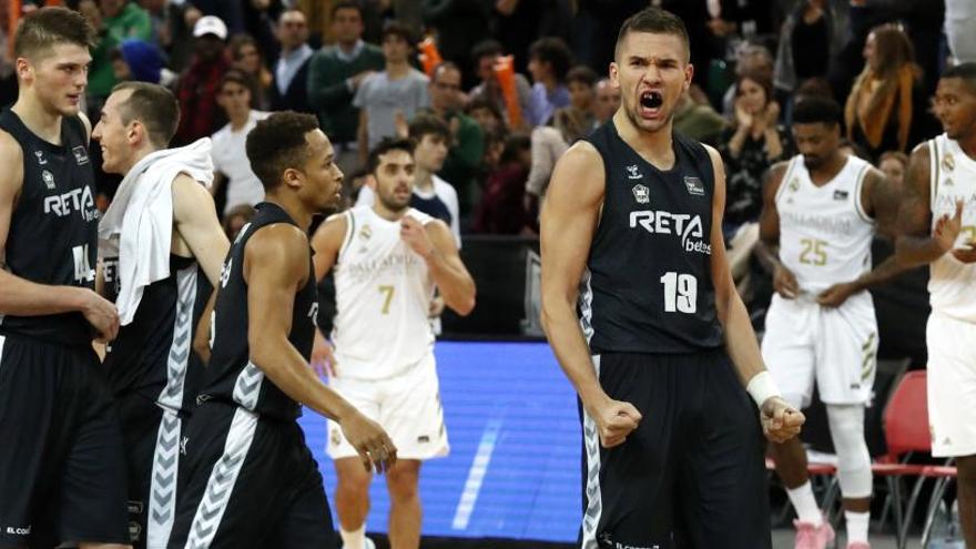 Jugadores del Bilbao Basket celebran la victoria ante el Madrid.