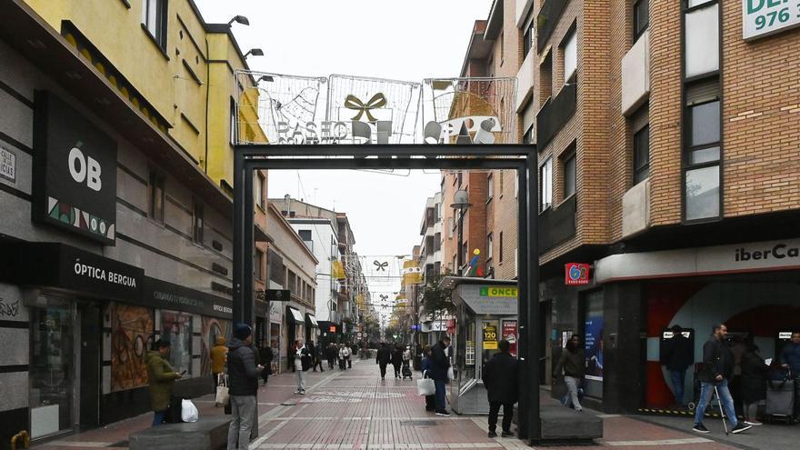 Arco de acceso a la calle Delicias que se instaló para potenciar la imagen de marca de este eje comercial de Zaragoza. | RUBÉN RUIZ