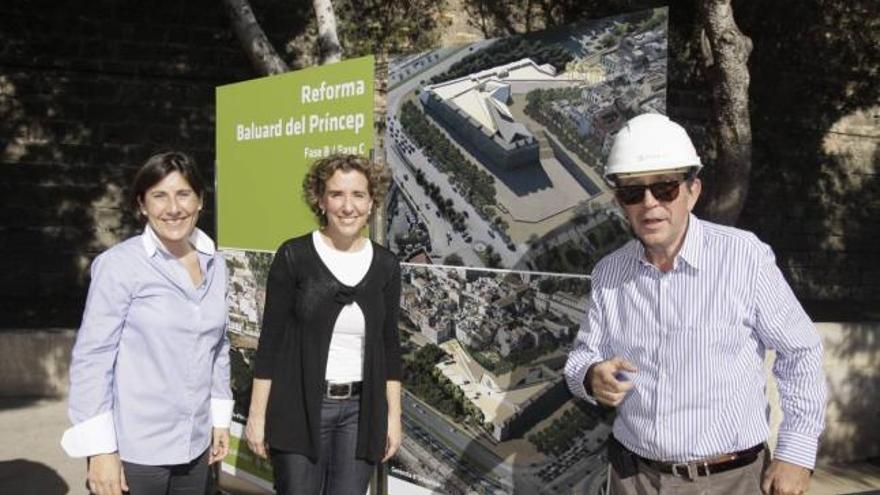 Calvo, Torres y Garví explicaron las obras.