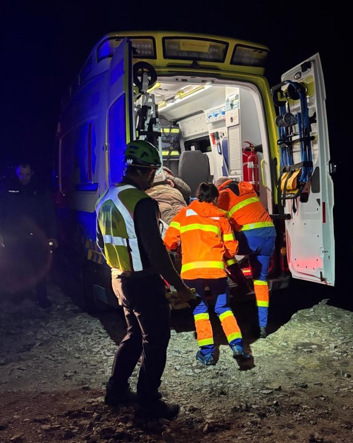 Momento en el que los rescatadores introducen a la mujer mayor en la ambulancia.