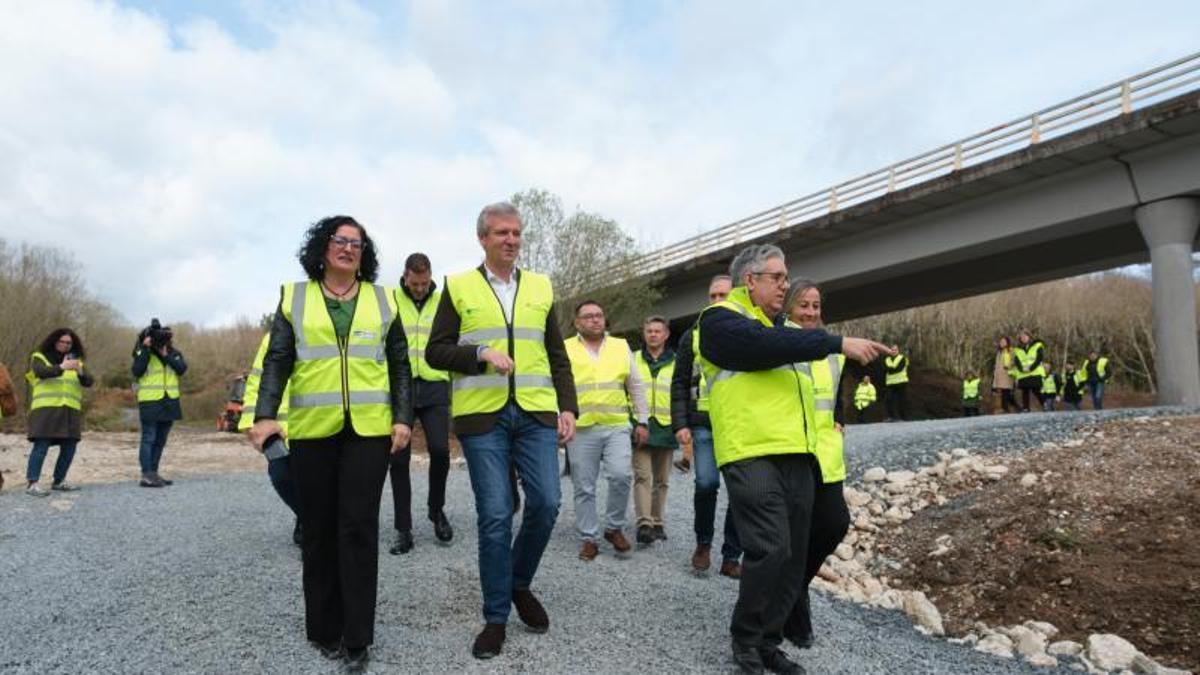 Alfonso Rueda y Ethel Vázquez visitando las obras en A Ramallosa en marzo de 2024.