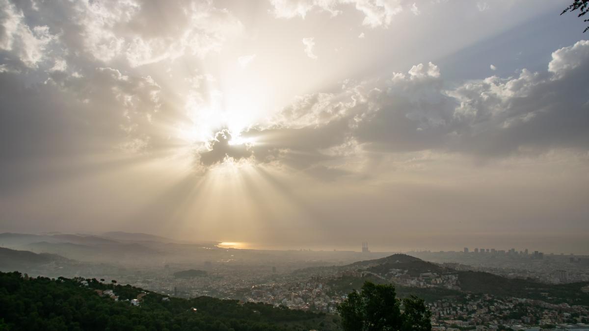 Polvo en suspènsión en Barcelona, visto desde el Observatori Fabra