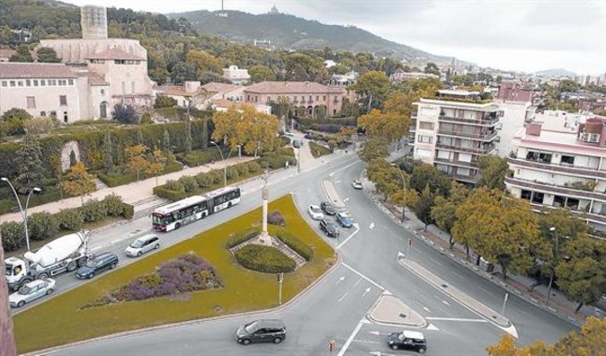 Vista del cruce de las avenidas de Pedralbes y de Esplugues desde la terraza de un bloque de viviendas.