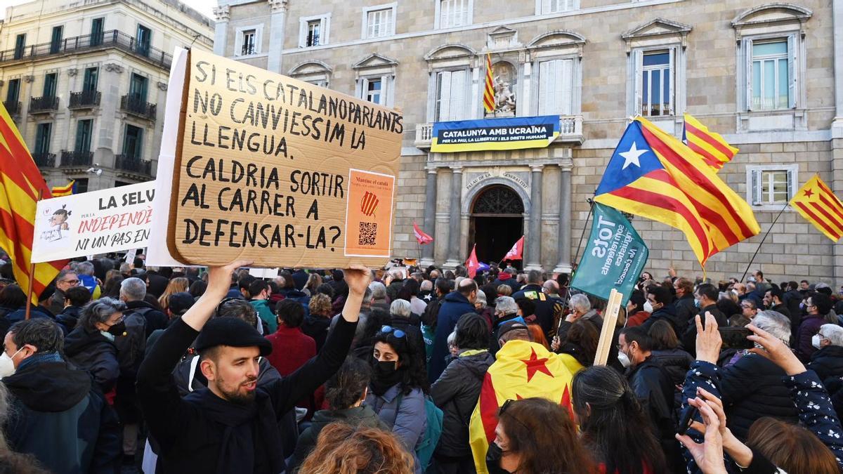 Barcelona. 02.04.2022. Sociedad. Manifestación en favor de la inmersión lingüística y en defensa del catalán frente al Palau de la Generalitat. Fotografía de Jordi Cotrina