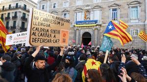 Barcelona. 02.04.2022. Sociedad. Manifestación en favor de la inmersión lingüística y en defensa del catalán frente al Palau de la Generalitat. Fotografía de Jordi Cotrina