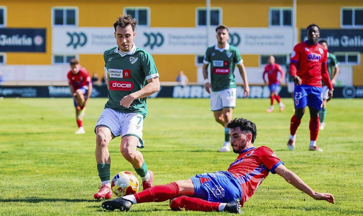 Mateo Gandarillas, del Coruxo, intenta evitar la entrada de un jugador del Numancia  durante el partido de ayer en el campo de O Vao. | PEDRO MINA