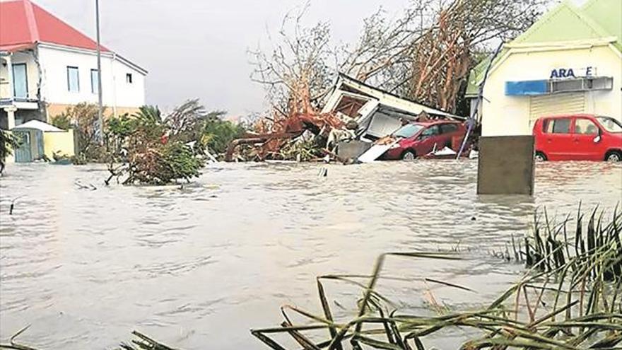 El huracán ‘Irma’ cruza el Caribe con una potencia devastadora