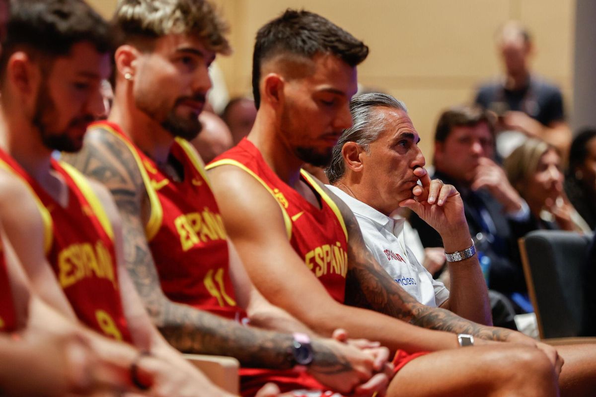 El seleccionador de baloncesto, Sergio Scariolo, junto a los hermanos Hernangómez, en la presentación de la selección para el Eurobasket