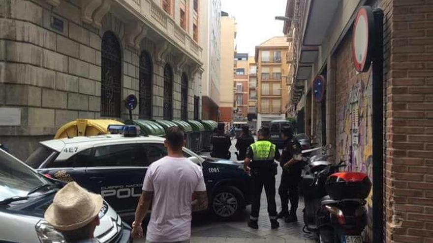 Agentes de Policía acordonan la zona.