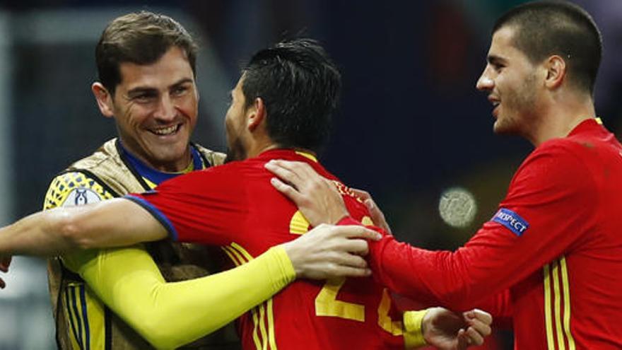 Nolito se abraza con Casillas, en presencia de Morata.